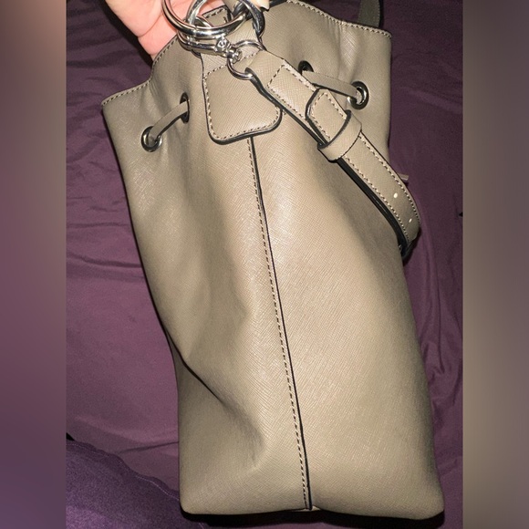 Guess Bucket Bag - Picture 10 of 13